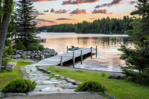 le coucher du soleil plus de tranquille lac, moulage chaud lueur plus de le l'eau et alentours paysage photo