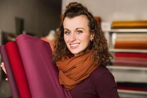 joyeux expression de une femme avec frisé cheveux dans une vibrant intérieur environnement photo