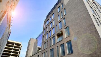 architectural façade bâtiment avec de verre éléments. extérieur de une moderne industriel bâtiment. photo