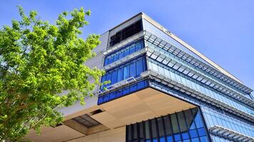 architectural façade bâtiment avec de verre éléments. extérieur de une moderne industriel bâtiment. photo