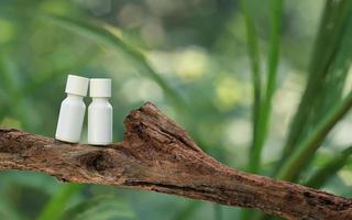 présentation de produits cosmétiques naturels. emplacement en forêt à l'extérieur. bouteille de shampoing en pot blanc blanc. Contenu de l'illustration 3D photo