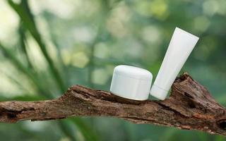 présentation de produits cosmétiques naturels. emplacement en forêt à l'extérieur. bouteille de shampoing en pot blanc blanc. Contenu de l'illustration 3D photo