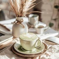 une matcha cappuccino sur une travail table dans une style bohème Bureau photo