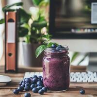 une fruit smoothie sur une travail table dans une style bohème Bureau photo