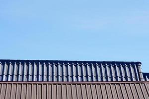 le toit sur le soleil bleu et l'espace de copie photo