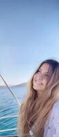 femme profiter le mer sur une yacht bateau, plage mode de vie dans heure d'été, vacances yachting Voyage et été loisir photo