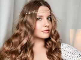 magnifique de mariée regarder, la mariée avec longue cheveux, portant perle tiare bijoux et beauté se maquiller, femme avec frisé coiffure, visage portrait pour mariage et mode style photo