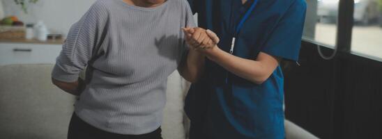 femelle soignant Faire ordinaire vérification de Sénior femme dans sa maison. photo