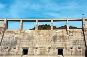 de face bas vue de une sec béton rivière barrage photo