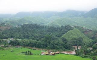 aérien vue de interdire sapan village, magnifique village dans nan province, nord de Thaïlande photo