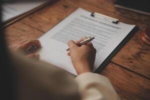 bonne coopération de service, consultation d'une femme d'affaires et d'un avocat ou d'un juge conseiller ayant une réunion d'équipe avec le client, le droit et le concept de services juridiques. photo