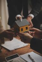 réel biens agent et Ventes directeur équipe une analyse prix de de location bail Contrat de vente achat accord, concernant hypothèque prêt offre pour et maison assurance. photo
