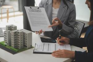affaires signature une Contrat acheter - vendre loger, Assurance agent en cours d'analyse à propos Accueil investissement prêt réel biens concept. photo