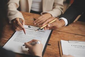 bonne coopération de service, consultation d'une femme d'affaires et d'un avocat ou d'un juge conseiller ayant une réunion d'équipe avec le client, le droit et le concept de services juridiques. photo