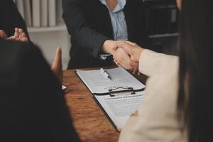 bonne coopération de service, consultation d'une femme d'affaires et d'un avocat ou d'un juge conseiller ayant une réunion d'équipe avec le client, le droit et le concept de services juridiques. photo