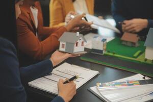 équipe de architectures et les hommes d'affaires discuter et réflexion sur sol plan modification pour réel biens investissement et logement développement projet photo