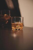 fête nuit, verser whisky dans une verre. donner à copains qui viens à célébrer photo