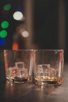 fête nuit, verser whisky dans une verre. donner à copains qui viens à célébrer photo