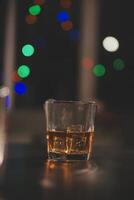 fête nuit, verser whisky dans une verre. donner à copains qui viens à célébrer photo