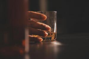 fête nuit, verser whisky dans une verre. donner à copains qui viens à célébrer photo