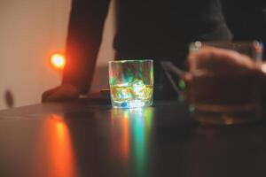 fête nuit, verser whisky dans une verre. donner à copains qui viens à célébrer photo