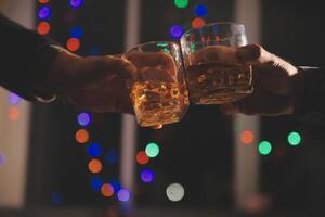 fête nuit, verser whisky dans une verre. donner à copains qui viens à célébrer photo