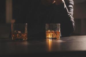 fête nuit, verser whisky dans une verre. donner à copains qui viens à célébrer photo