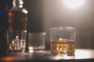 fête nuit, verser whisky dans une verre. donner à copains qui viens à célébrer photo