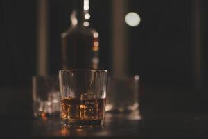 fête nuit, verser whisky dans une verre. donner à copains qui viens à célébrer photo