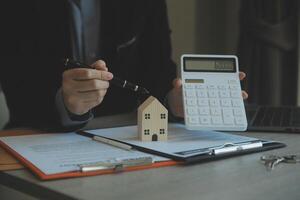 réel biens agent et client signature Contrat à acheter loger, Assurance ou prêt réel immobilier.rent une maison, obtenir Assurance ou prêt réel biens ou propriété. photo