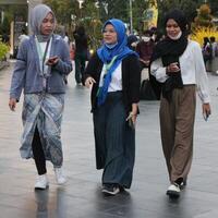 surabaya - Indonésie, oct 15 2023 - il pouvez être vu cette visiteurs à surabaya ville carré sont très bondé photo