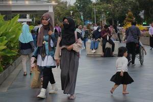 surabaya - Indonésie, oct 15 2023 - il pouvez être vu cette visiteurs à surabaya ville carré sont très bondé photo