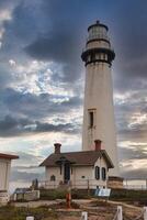 classique blanc phare avec rouge toit sur californien côtier scène photo