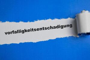 concept de vorfalligkeitsentschadigung texte écrit dans déchiré papier. photo