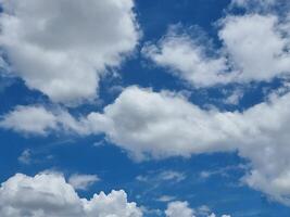 bleu ciel haute abstrait forme Extérieur groupe de blanc des nuages Contexte dans été pente lumière beauté Contexte. magnifique brillant nuage et calme Frais vent air photo