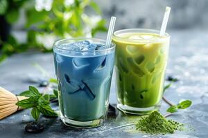 thé fabriqué de séché papillon pois fleurs et thé arbre feuilles avec lait, latté. branché bleu et vert matcha latté thé dans une verre avec une paille. photo