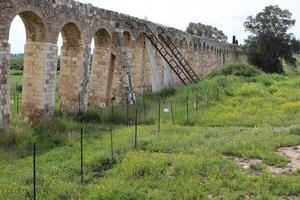 un ancien aqueduc pour approvisionnement l'eau à peuplé domaines. photo