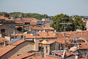 mantova Italie dix 09 2023 . rouge carrelé toits dans le ville de Mantoue. photo