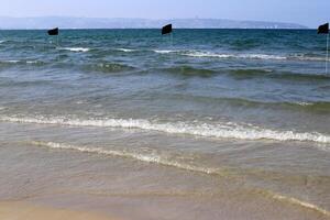 sablonneux plage sur le rivages de le méditerranéen mer dans nord Israël. photo