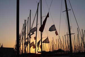 mâts dans le Port contre le bleu ciel. photo