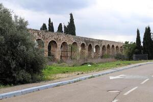 un ancien aqueduc pour approvisionnement l'eau à peuplé domaines. photo