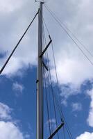 mâts dans le Port contre le bleu ciel. photo