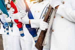 marines avec gants dans le mains en portant une fusil et drapeaux. photo