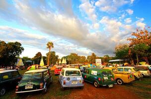 Nakhon Ratchasima, Thaïlande - décembre 26, 2023 beaucoup vieux classique mini Austin tonnelier garé sur herbe champ avec vert arbre et clair bleu ciel Contexte à Khao oui, Nakhon Ratchasima, Thaïlande photo