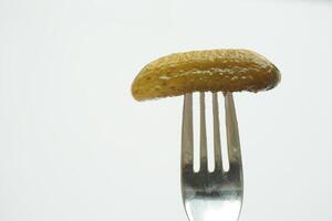 une proche en haut de une cornichon sur une assiette avec tomates photo