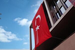 turc drapeau pendaison sur le fenêtre photo