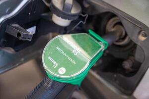 une voiture étant ravitaillé à essence ou gaz en libre service remplissage station dans L'Europe . haute qualité photo