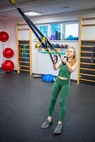 formation dans le Gym pour le figure correction. Jeune femme Faire aptitude des exercices à salle de sport. haute qualité photo