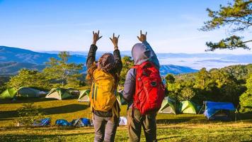 jeune couple backpacker camping randonnée voyage voyage trek concept, voyage de vacances, été en thaïlande. photo