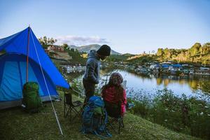 couple asiatique camp sur la montagne dans le village supérieur près du lac, concept de voyage de camping, carte conceptuelle de voyage relax. photo